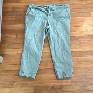 Old navy boyfriend cut capris. Super stretchy and comfortable.